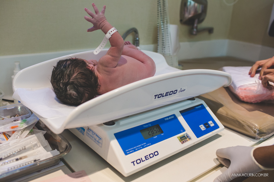 Parto natural hospitalar de Sofia, que aconteceu na Perinatal de Laranjeiras e teve a fotografia feita por Ana Kacurin. Bebeê sendo pesado na balança: 2.850kg.