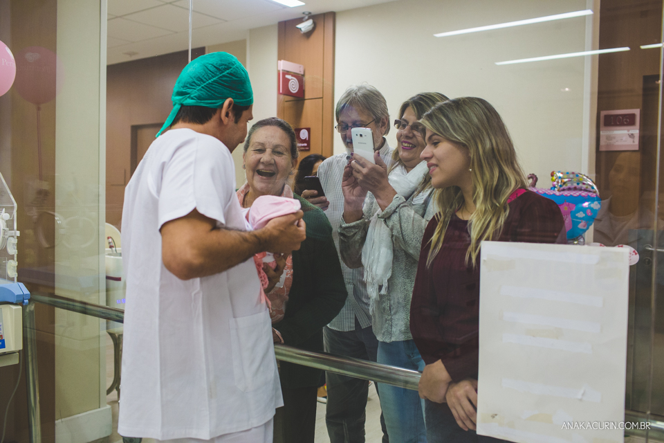 Parto natural hospitalar de Sofia, que aconteceu na Perinatal de Laranjeiras e teve a fotografia feita por Ana Kacurin. Família recebe bebê no berçário.