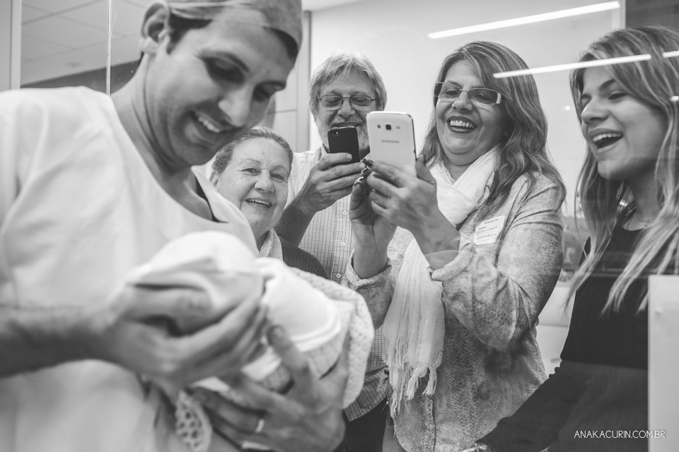 Parto natural hospitalar de Sofia, que aconteceu na Perinatal de Laranjeiras e teve a fotografia feita por Ana Kacurin. Família recebe bebê no berçário.