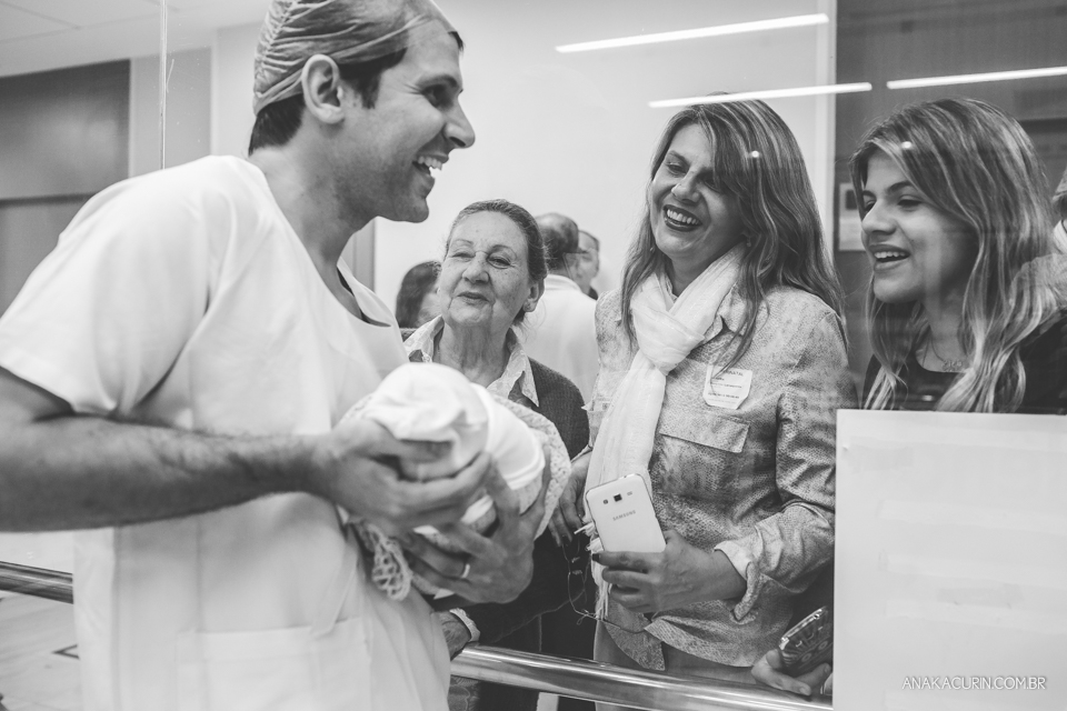 Parto natural hospitalar de Sofia, que aconteceu na Perinatal de Laranjeiras e teve a fotografia feita por Ana Kacurin. Família recebe bebê no berçário.