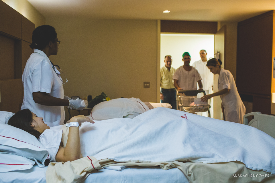 Parto natural hospitalar de Sofia, que aconteceu na Perinatal de Laranjeiras e teve a fotografia feita por Ana Kacurin. Mamãe Amanda recebe bebê no quarto.