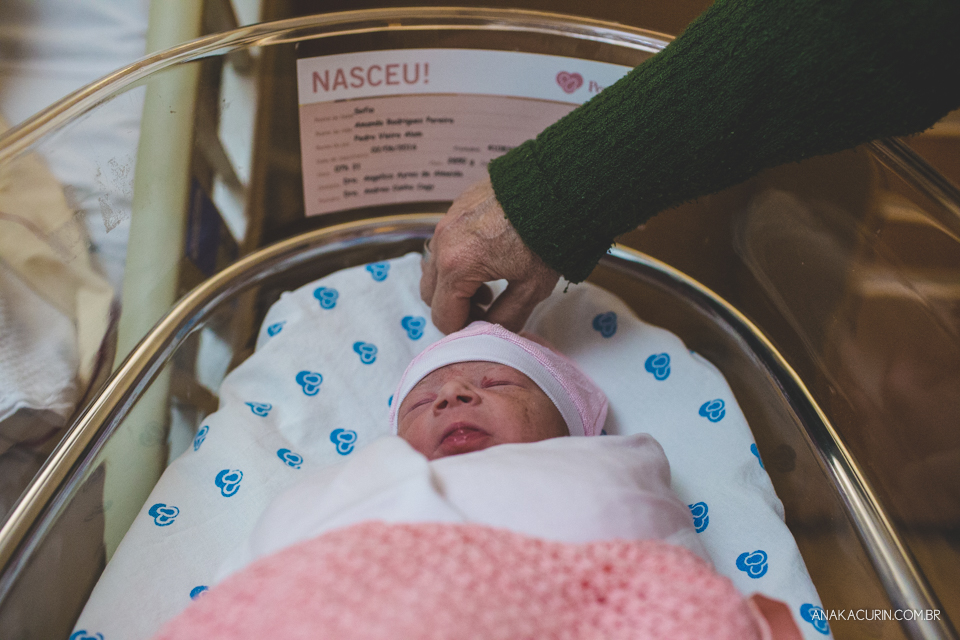 Parto natural hospitalar de Sofia, na Perinatal de Laranjeiras com fotografia de Ana Kacurin. Bebê no uma plaquinha escrito 