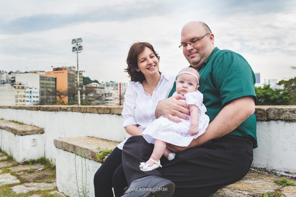 Batizado da Gabi, que aconteceu na igraja Nossa Senhora do Outeiro da Glória, no Rio de Janeiro - RJ. Na foto, mamãe Ana Carolina e papai Gabriel Beluga seguram a pequena Gabi de poucos meses no colo.