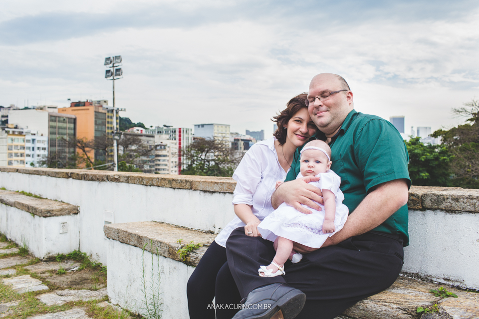 Batizado da Gabi, que aconteceu na igraja Nossa Senhora do Outeiro da Glória, no Rio de Janeiro - RJ. Na foto, mamãe Ana Carolina e papai Gabriel Beluga seguram a pequena Gabi de poucos meses no colo.