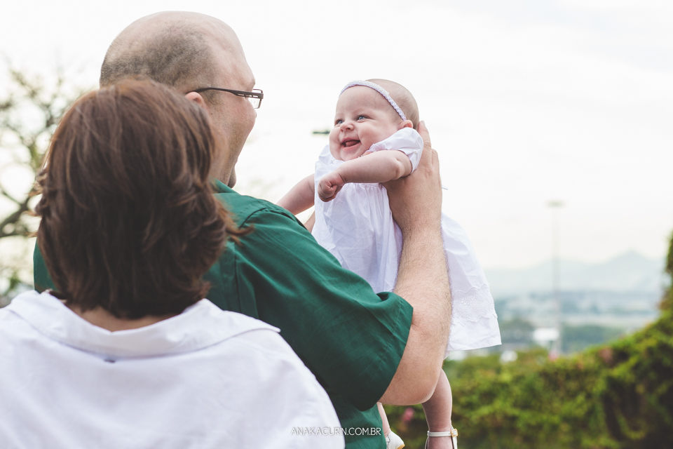 Batizado da Gabi, que aconteceu na igraja Nossa Senhora do Outeiro da Glória, no Rio de Janeiro. Bebê sorrindo no colo dos pais.