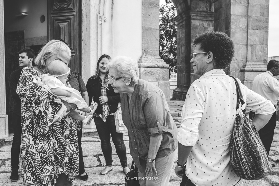 Batizado da Gabi, que aconteceu na igraja Nossa Senhora do Outeiro da Glória, no Rio de Janeiro. Vovó sorrindo pra bebê.