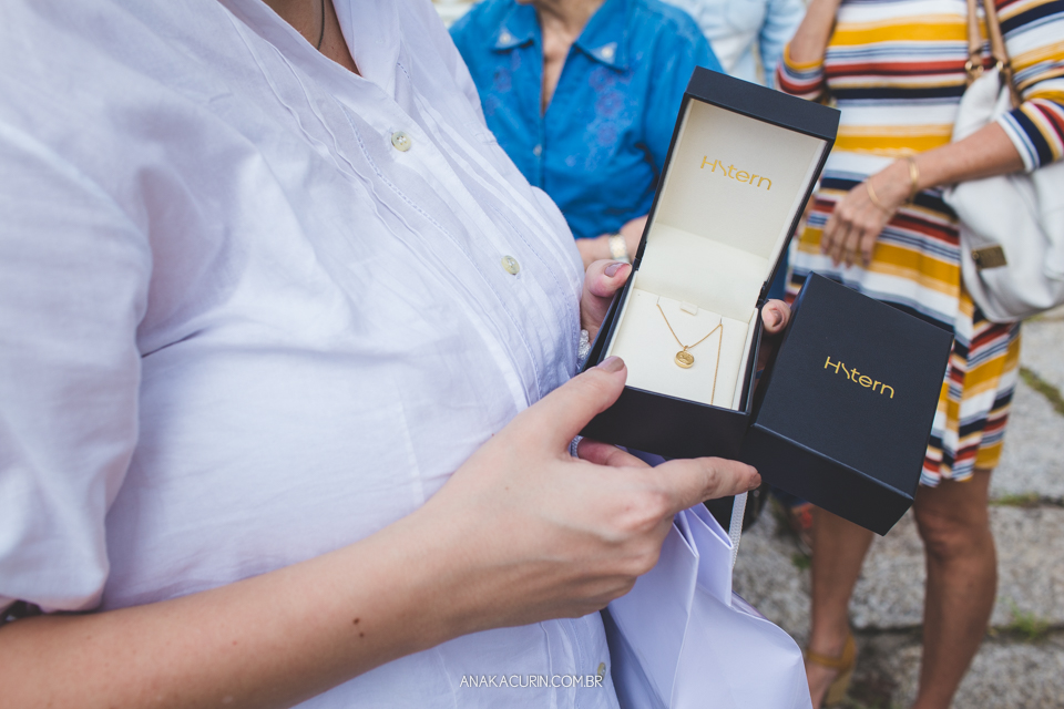Batizado da Gabi, que aconteceu na igraja Nossa Senhora do Outeiro da Glória, no Rio de Janeiro. Colar de ouro dado de presente à bebê.