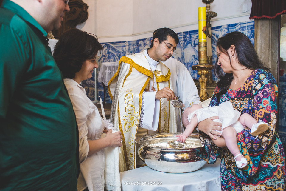 Batizado da Gabi, que aconteceu na igraja Nossa Senhora do Outeiro da Glória, no Rio de Janeiro. Momento do batismo.