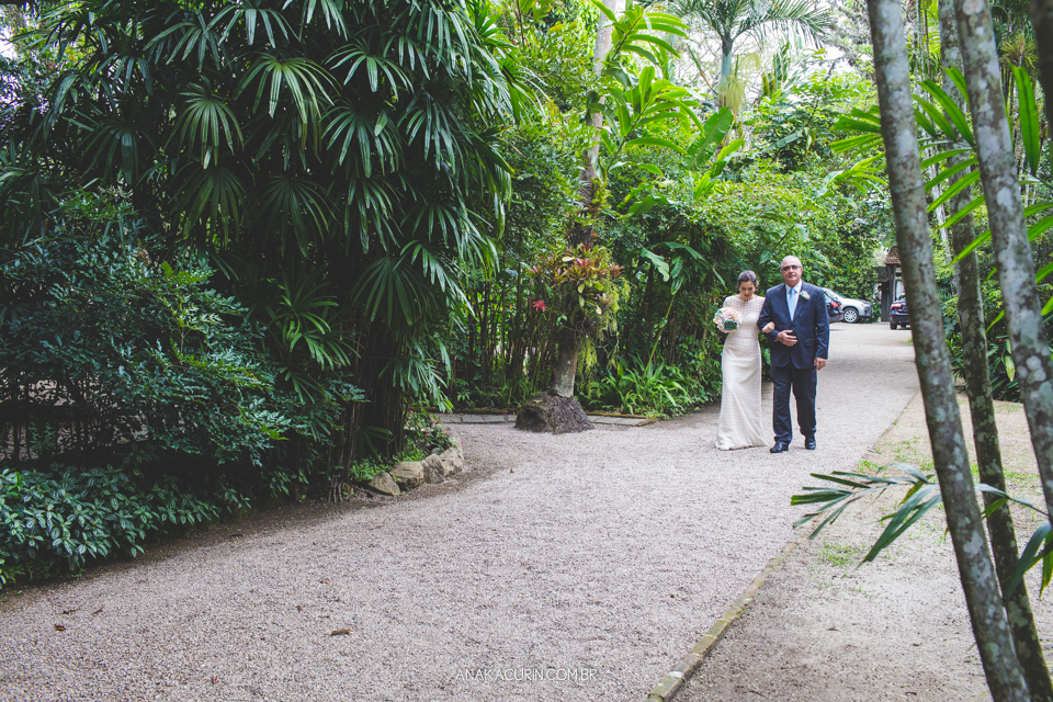 Casamento Mini Wedding da Bruna e Pablo que aconteceu no Restaurante Quinta, em Vargem Grande, Rio de Janeiro, Fotografia de casamento por Ana Kacurin. Casamento de dia, ao ar livre.
