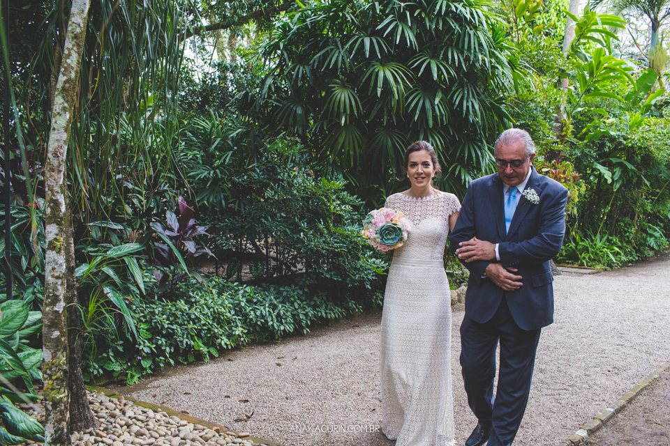 Casamento Mini Wedding da Bruna e Pablo que aconteceu no Restaurante Quinta, em Vargem Grande, Rio de Janeiro, Fotografia de casamento por Ana Kacurin. Casamento de dia, ao ar livre.