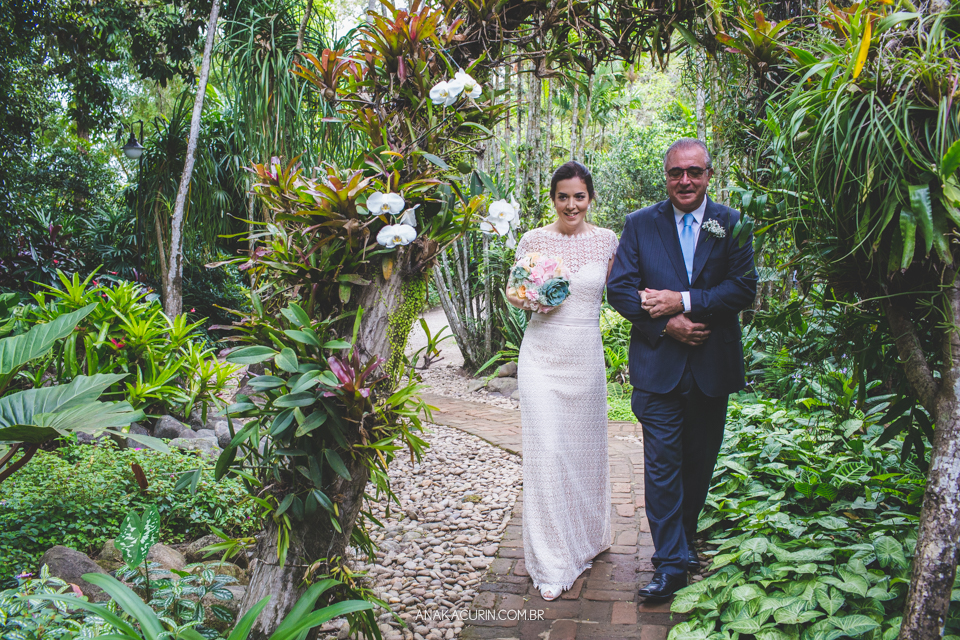 Casamento Mini Wedding da Bruna e Pablo que aconteceu no Restaurante Quinta, em Vargem Grande, Rio de Janeiro, Fotografia de casamento por Ana Kacurin. Casamento de dia, ao ar livre.