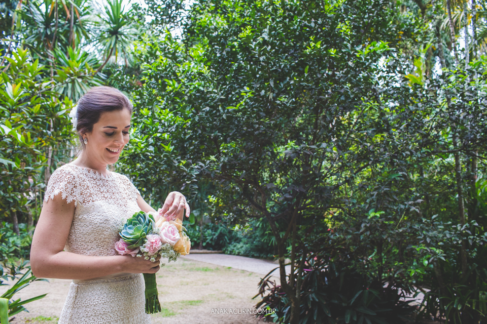 Casamento Mini Wedding da Bruna e Pablo que aconteceu no Restaurante Quinta, em Vargem Grande, Rio de Janeiro, Fotografia de casamento por Ana Kacurin. Casamento de dia, ao ar livre.
