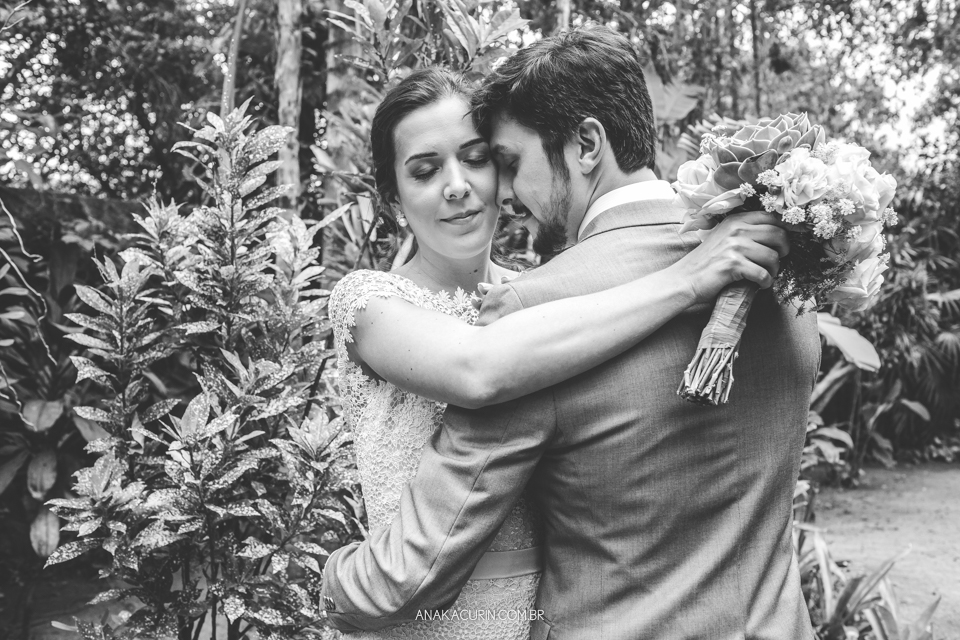 Casamento Mini Wedding da Bruna e Pablo que aconteceu no Restaurante Quinta, em Vargem Grande, Rio de Janeiro, Fotografia de casamento por Ana Kacurin. Casamento de dia, ao ar livre.