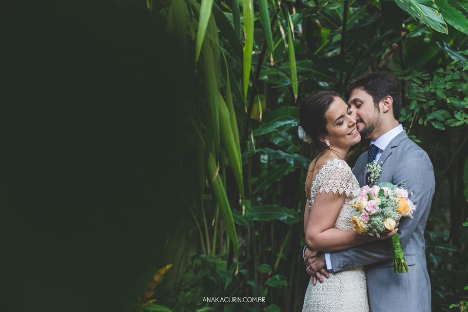 Casamento Mini Wedding da Bruna e Pablo que aconteceu no Restaurante Quinta, em Vargem Grande, Rio de Janeiro, Fotografia de casamento por Ana Kacurin. Casamento de dia, ao ar livre.