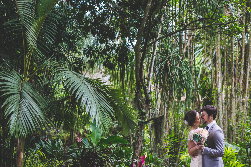 Casamento Mini Wedding da Bruna e Pablo que aconteceu no Restaurante Quinta, em Vargem Grande, Rio de Janeiro, Fotografia de casamento por Ana Kacurin. Casamento de dia, ao ar livre.