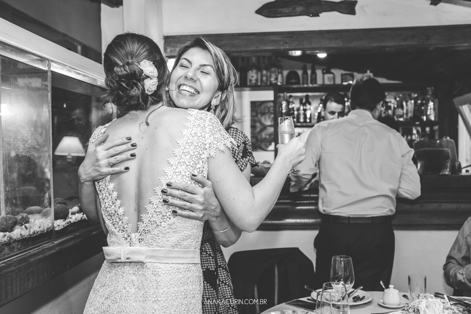 Casamento Mini Wedding da Bruna e Pablo que aconteceu no Restaurante Quinta, em Vargem Grande, Rio de Janeiro, Fotografia de casamento por Ana Kacurin. Casamento de dia, ao ar livre.