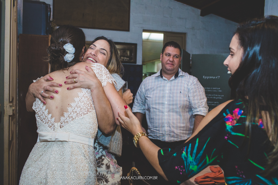 Casamento Mini Wedding da Bruna e Pablo que aconteceu no Restaurante Quinta, em Vargem Grande, Rio de Janeiro, Fotografia de casamento por Ana Kacurin. Casamento de dia, ao ar livre.