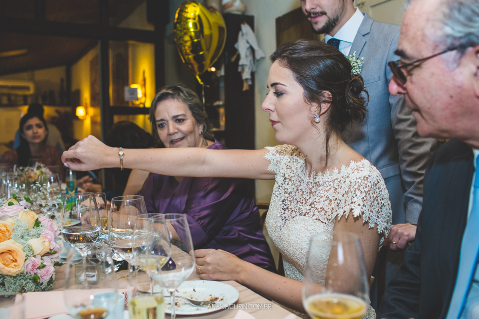Casamento Mini Wedding da Bruna e Pablo que aconteceu no Restaurante Quinta, em Vargem Grande, Rio de Janeiro, Fotografia de casamento por Ana Kacurin. Casamento de dia, ao ar livre.