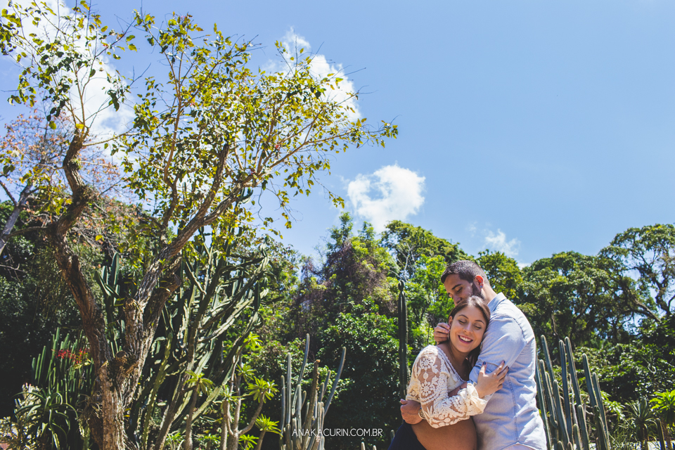 Ensaio de gestante de Julia Kacurin, esperando a pequena bebê Bella com o papai Andrew. fotografia por Ana KAcurin no Jardim Botânico, no Rio de Janeiro.