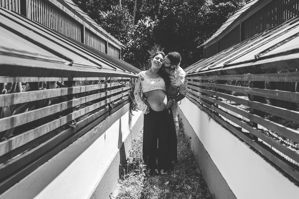 Ensaio de gestante de Julia Kacurin, esperando a pequena bebê Bella com o papai Andrew. fotografia por Ana KAcurin no Jardim Botânico, no Rio de Janeiro.