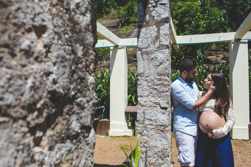 Ensaio de gestante de Julia Kacurin, esperando a pequena bebê Bella com o papai Andrew. fotografia por Ana KAcurin no Jardim Botânico, no Rio de Janeiro.