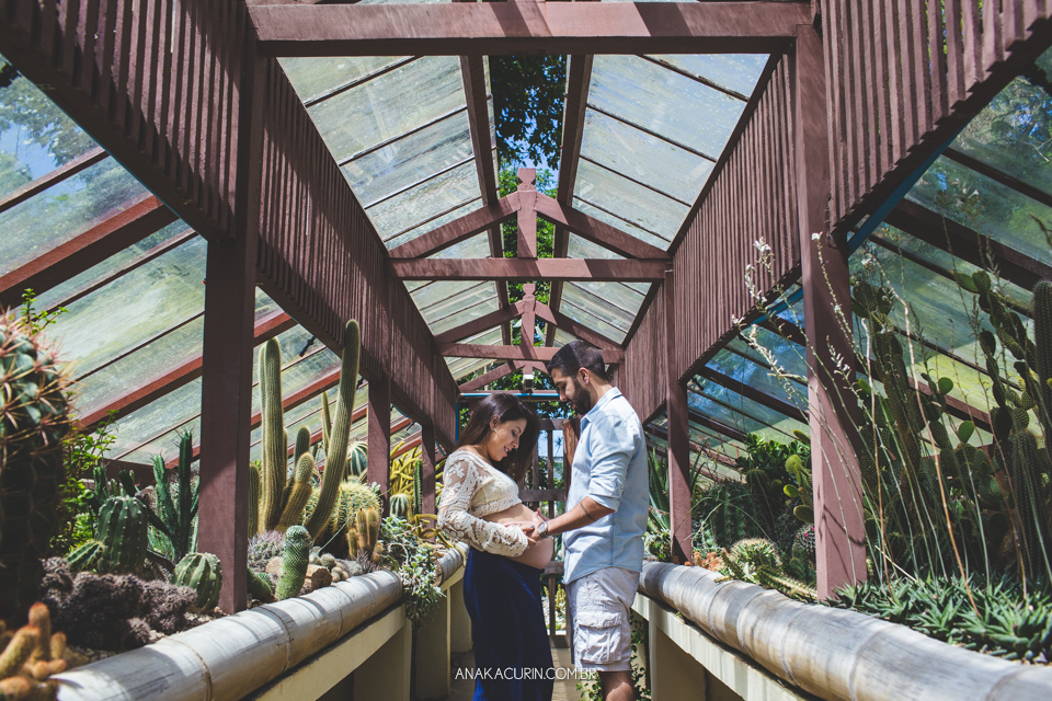 Ensaio de gestante de Julia Kacurin, esperando a pequena bebê Bella com o papai Andrew. fotografia por Ana KAcurin no Jardim Botânico, no Rio de Janeiro.