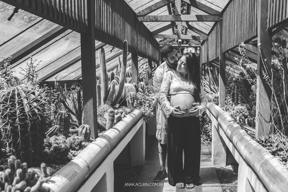 Ensaio de gestante de Julia Kacurin, esperando a pequena bebê Bella com o papai Andrew. fotografia por Ana KAcurin no Jardim Botânico, no Rio de Janeiro.