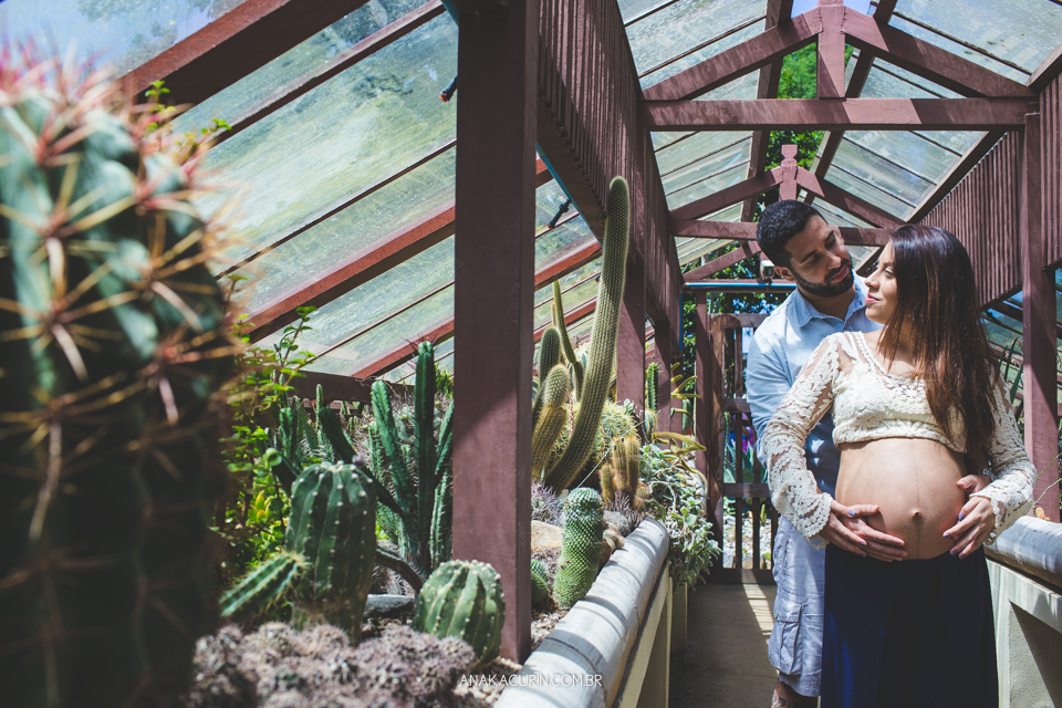 Ensaio de gestante de Julia Kacurin, esperando a pequena bebê Bella com o papai Andrew. fotografia por Ana KAcurin no Jardim Botânico, no Rio de Janeiro.