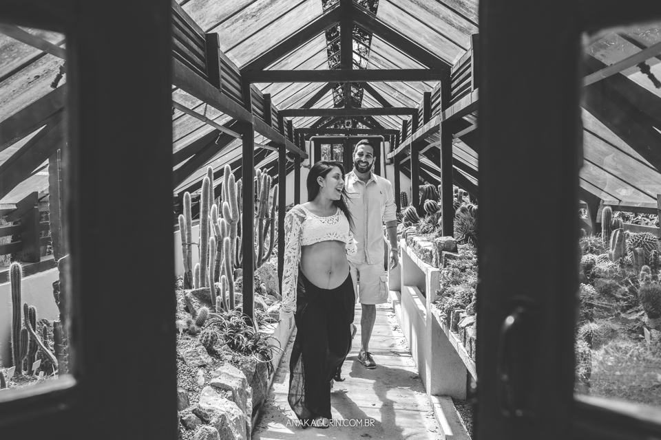 Ensaio de gestante de Julia Kacurin, esperando a pequena bebê Bella com o papai Andrew. fotografia por Ana KAcurin no Jardim Botânico, no Rio de Janeiro.