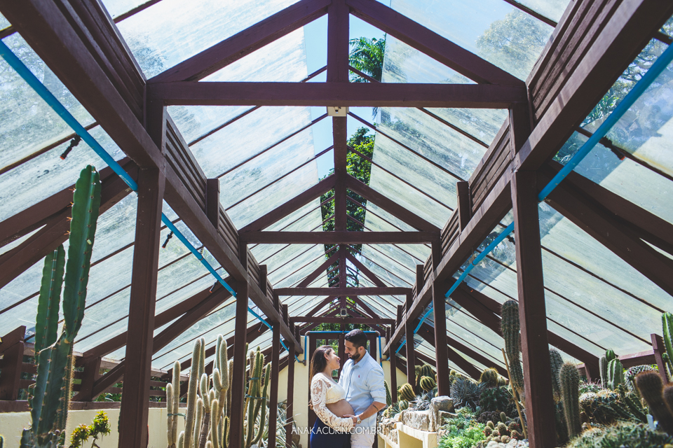 Ensaio de gestante de Julia Kacurin, esperando a pequena bebê Bella com o papai Andrew. fotografia por Ana KAcurin no Jardim Botânico, no Rio de Janeiro.