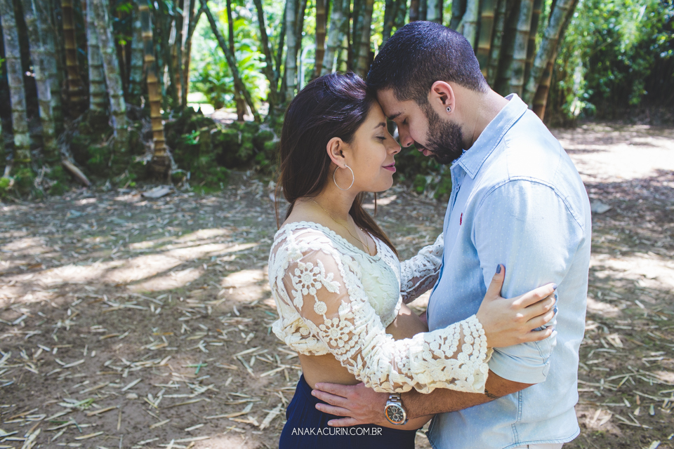 Ensaio de gestante de Julia Kacurin, esperando a pequena bebê Bella com o papai Andrew. fotografia por Ana KAcurin no Jardim Botânico, no Rio de Janeiro.