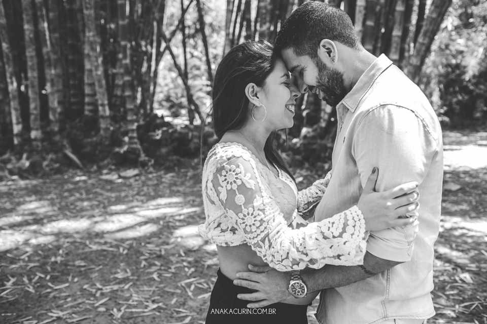Ensaio de gestante de Julia Kacurin, esperando a pequena bebê Bella com o papai Andrew. fotografia por Ana KAcurin no Jardim Botânico, no Rio de Janeiro.