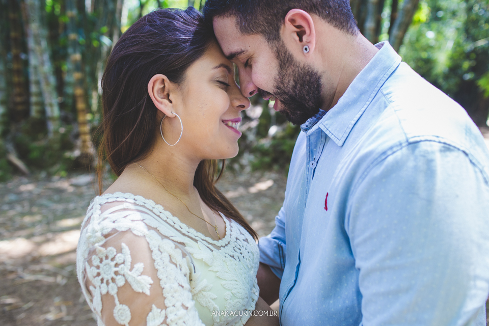 Ensaio de gestante de Julia Kacurin, esperando a pequena bebê Bella com o papai Andrew. fotografia por Ana KAcurin no Jardim Botânico, no Rio de Janeiro.