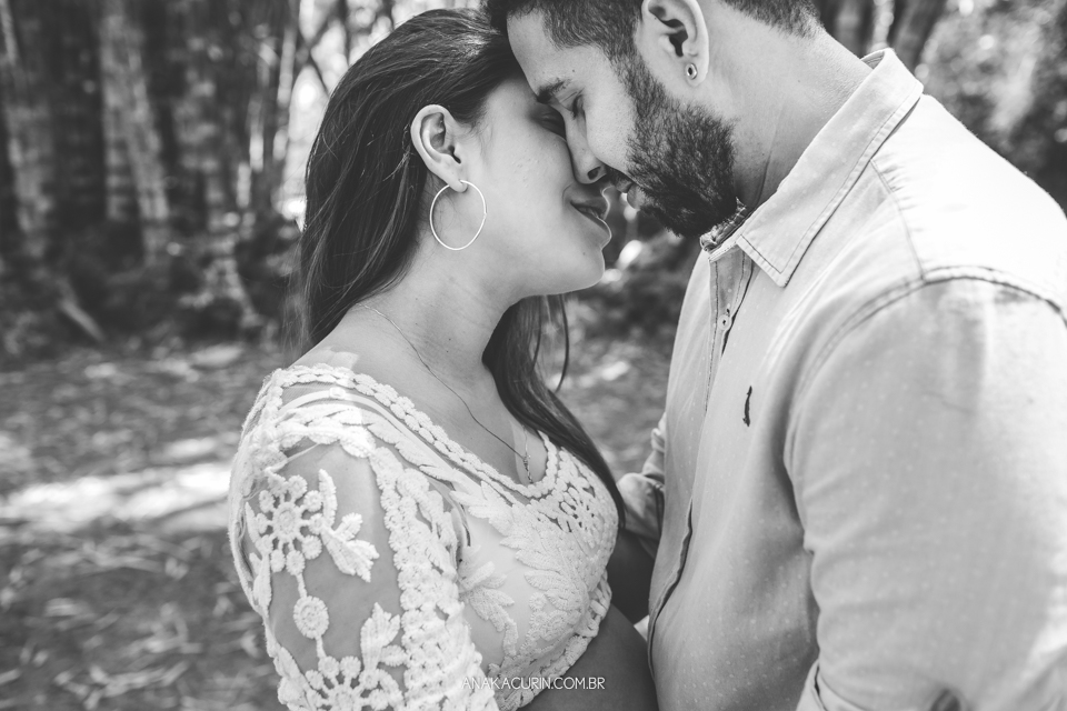Ensaio de gestante de Julia Kacurin, esperando a pequena bebê Bella com o papai Andrew. fotografia por Ana KAcurin no Jardim Botânico, no Rio de Janeiro.