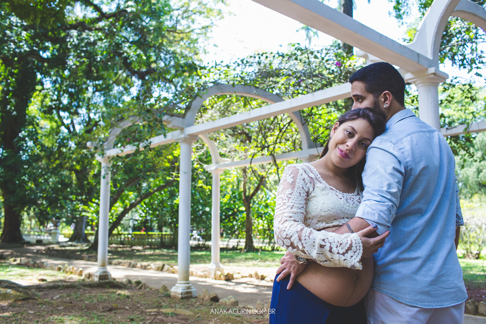 Ensaio de gestante de Julia Kacurin, esperando a pequena bebê Bella com o papai Andrew. fotografia por Ana KAcurin no Jardim Botânico, no Rio de Janeiro.