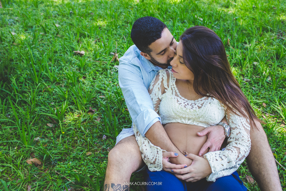 Ensaio de gestante de Julia Kacurin, esperando a pequena bebê Bella com o papai Andrew. fotografia por Ana KAcurin no Jardim Botânico, no Rio de Janeiro.