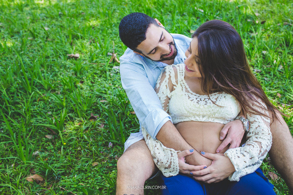 Ensaio de gestante de Julia Kacurin, esperando a pequena bebê Bella com o papai Andrew. fotografia por Ana KAcurin no Jardim Botânico, no Rio de Janeiro.