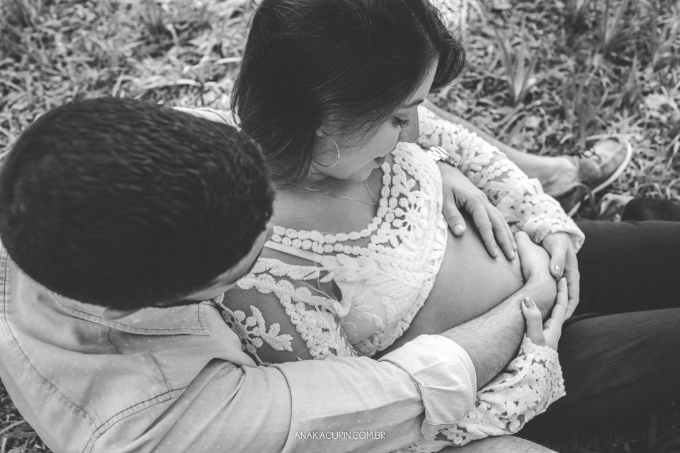 Ensaio de gestante de Julia Kacurin, esperando a pequena bebê Bella com o papai Andrew. fotografia por Ana KAcurin no Jardim Botânico, no Rio de Janeiro.