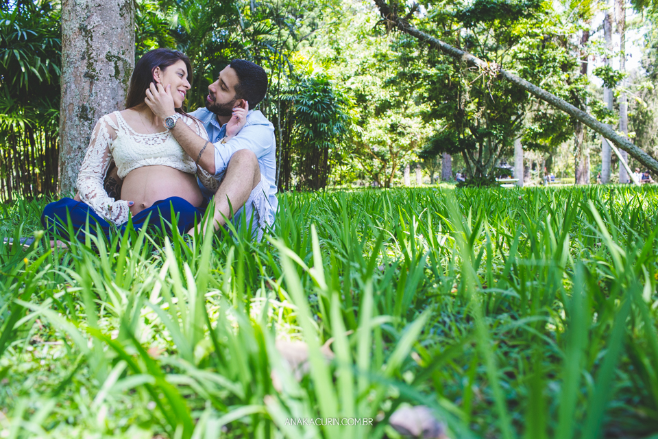 Ensaio de gestante de Julia Kacurin, esperando a pequena bebê Bella com o papai Andrew. fotografia por Ana KAcurin no Jardim Botânico, no Rio de Janeiro.