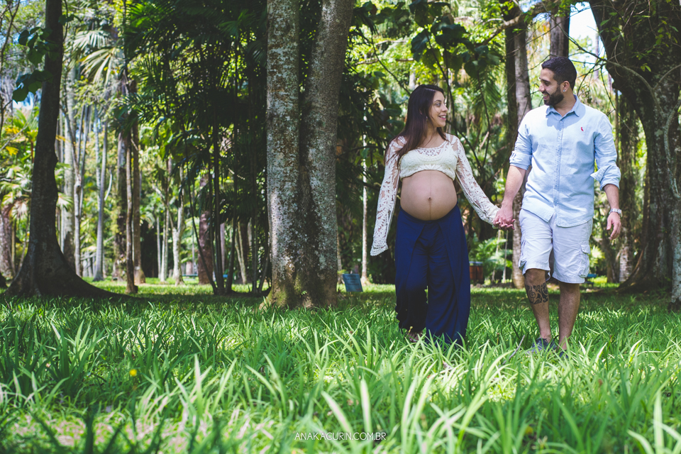 Ensaio de gestante de Julia Kacurin, esperando a pequena bebê Bella com o papai Andrew. fotografia por Ana KAcurin no Jardim Botânico, no Rio de Janeiro.