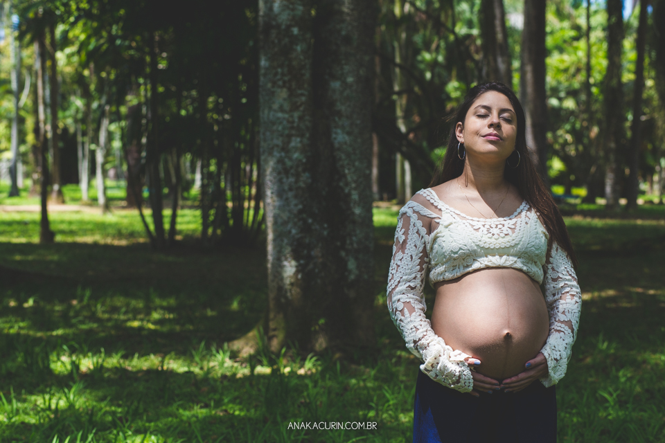 Ensaio de gestante de Julia Kacurin, esperando a pequena bebê Bella com o papai Andrew. fotografia por Ana KAcurin no Jardim Botânico, no Rio de Janeiro.