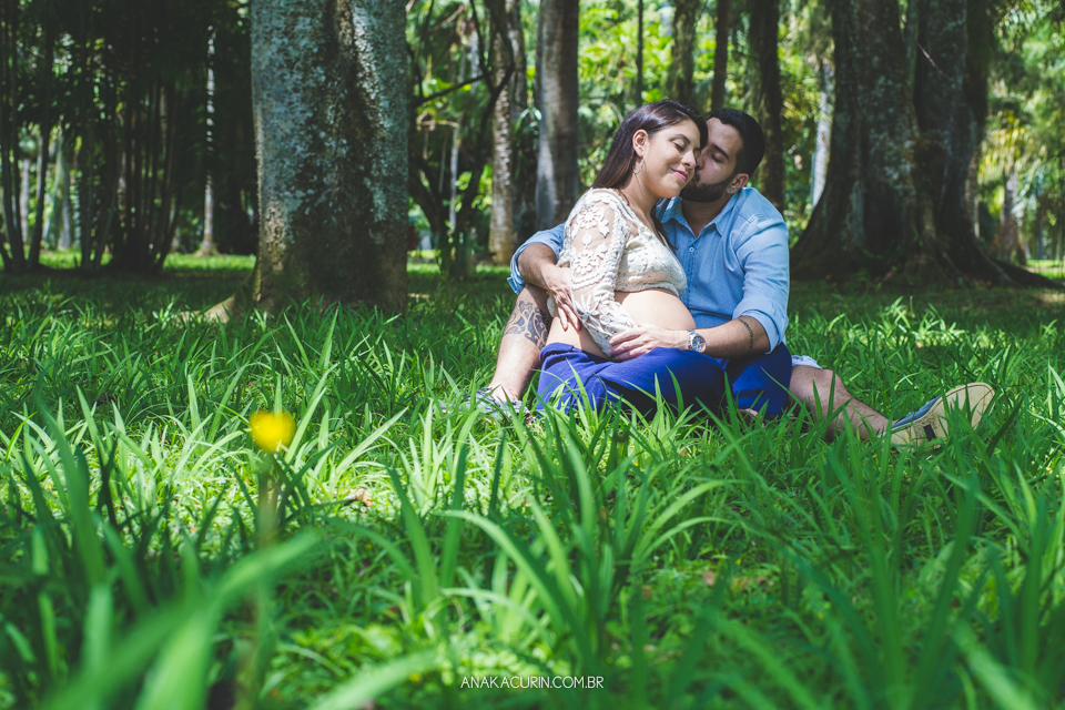 Ensaio de gestante de Julia Kacurin, esperando a pequena bebê Bella com o papai Andrew. fotografia por Ana KAcurin no Jardim Botânico, no Rio de Janeiro.