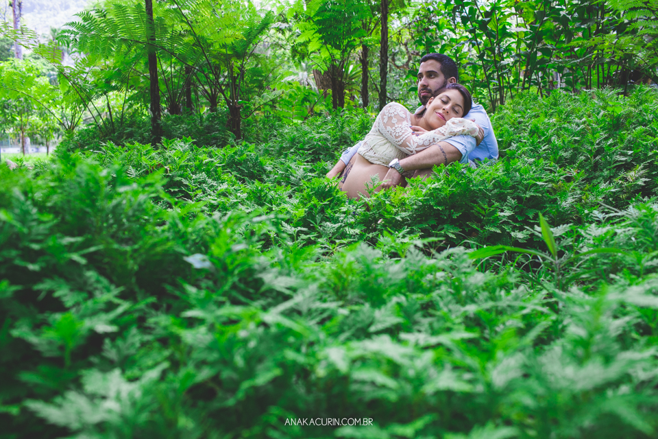 Ensaio de gestante de Julia Kacurin, esperando a pequena bebê Bella com o papai Andrew. fotografia por Ana KAcurin no Jardim Botânico, no Rio de Janeiro.