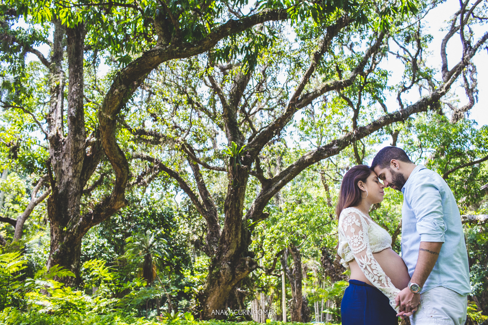 Ensaio de gestante de Julia Kacurin, esperando a pequena bebê Bella com o papai Andrew. fotografia por Ana KAcurin no Jardim Botânico, no Rio de Janeiro.