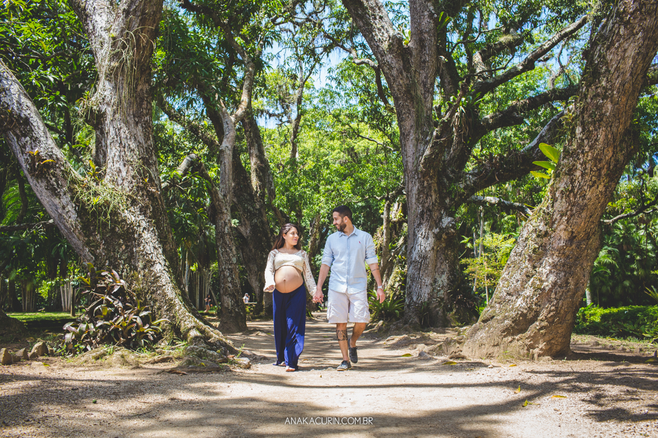 Ensaio de gestante de Julia Kacurin, esperando a pequena bebê Bella com o papai Andrew. fotografia por Ana KAcurin no Jardim Botânico, no Rio de Janeiro.
