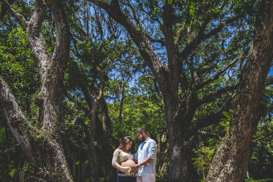 Ensaio de gestante de Julia Kacurin, esperando a pequena bebê Bella com o papai Andrew. fotografia por Ana KAcurin no Jardim Botânico, no Rio de Janeiro.