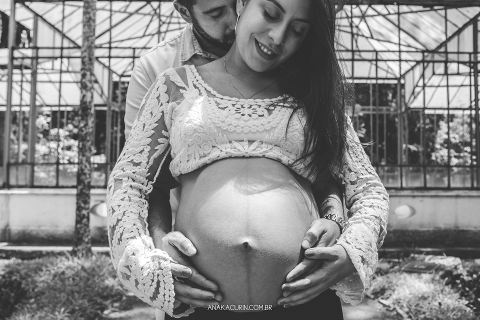 Ensaio de gestante de Julia Kacurin, esperando a pequena bebê Bella com o papai Andrew. fotografia por Ana KAcurin no Jardim Botânico, no Rio de Janeiro.