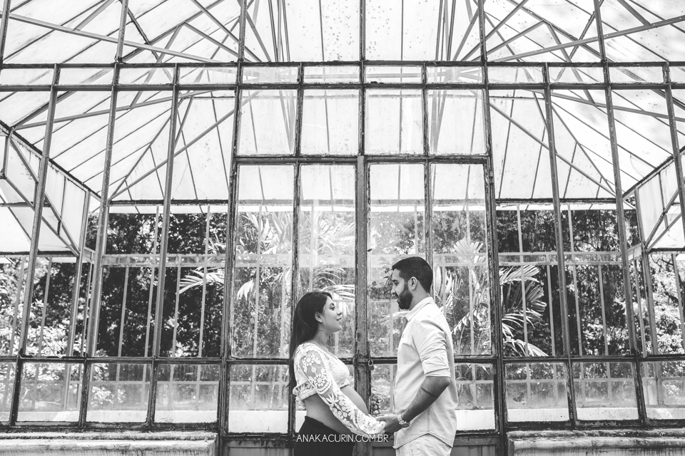 Ensaio de gestante de Julia Kacurin, esperando a pequena bebê Bella com o papai Andrew. fotografia por Ana KAcurin no Jardim Botânico, no Rio de Janeiro.