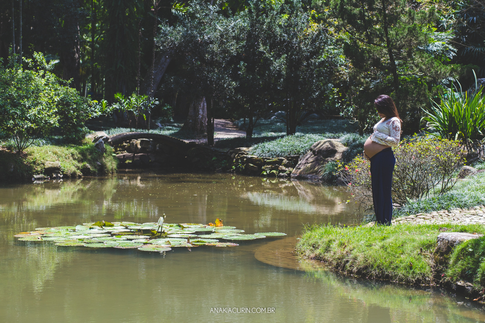 Ensaio de gestante de Julia Kacurin, esperando a pequena bebê Bella com o papai Andrew. fotografia por Ana KAcurin no Jardim Botânico, no Rio de Janeiro.