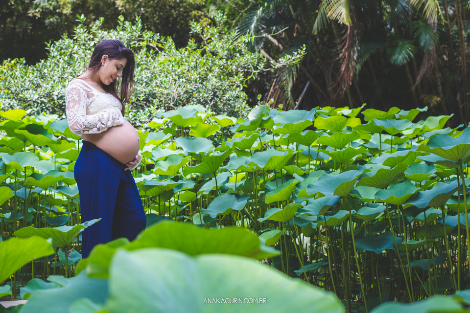 Ensaio de gestante de Julia Kacurin, esperando a pequena bebê Bella com o papai Andrew. fotografia por Ana KAcurin no Jardim Botânico, no Rio de Janeiro.
